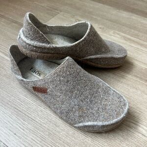 Taos Footwear Women's Felt Moccasin Slippers in Heathered Taupe